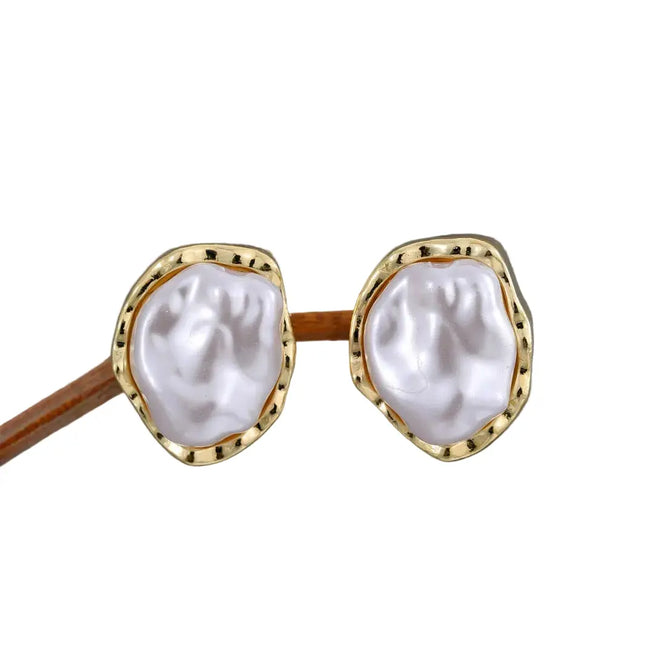 Irregular pearl stud earrings null