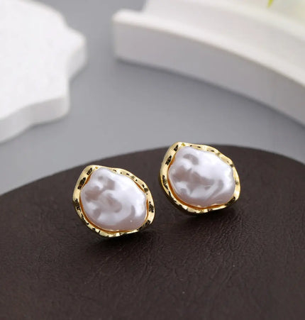 Irregular pearl stud earrings null