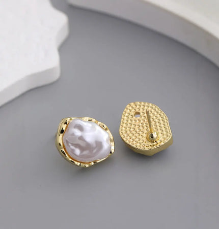 Irregular pearl stud earrings null