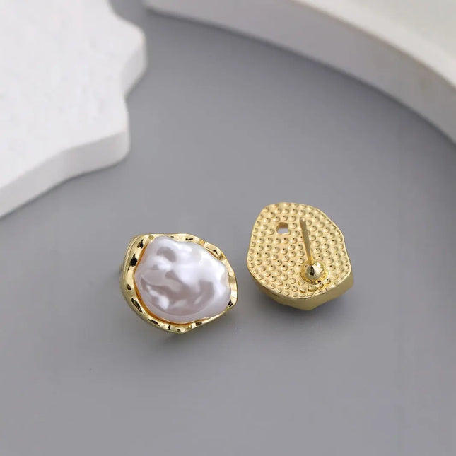 Irregular pearl stud earrings null